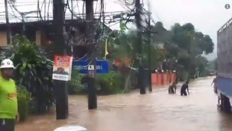 ฝนถล่มระนอง 6 ชม.จ่อท่วมเมืองแจ้งชาวบ้านยกของไว้ที่สูง