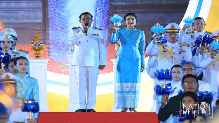 นายกฯ นำประชาชนจุดเทียนถวายพระพรชัยมงคลสมเด็จพระราชินีในร.9