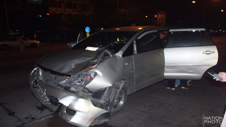 สาวใหญ่เมาซิ่งเก๋งแหกด่าน ชนเจ็บระนาว