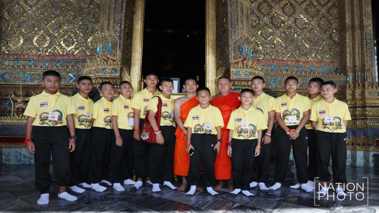 '13 หมูป่า' ทัศนศึกษาวัดพระศรีรัตนศาสดาราม