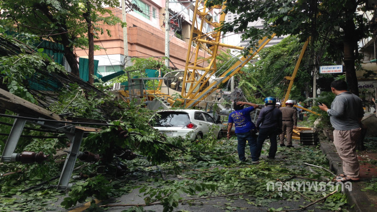 กองโรงงานช่างกล กทม.เร่งลงพื้นที่ถอดชิ้นส่วนรื้อเครน 