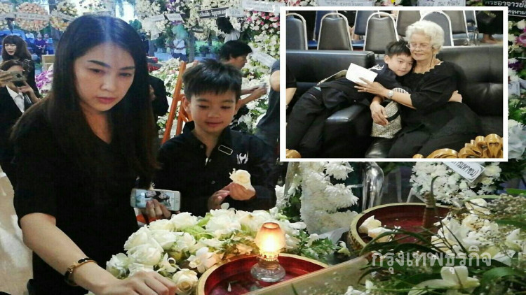 'น้องแอร์บัส' กราบศพ 'พ่อโอ' สวมกอด-หอมแก้มคุณย่า