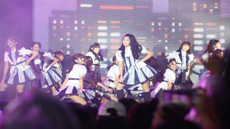 ปรากฏการณ์ BNK48 รุ่น 1–2 ครั้งแรก พร้อมโอตะร่วมหมื่นคนสุดฟิน