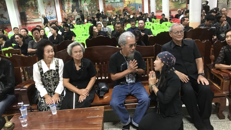 'น้าหงา' ยังรู้สึกช็อก-ศิลปินร่วมงานสวดศพ 'หว่อง คาราวาน' เนืองแน่น