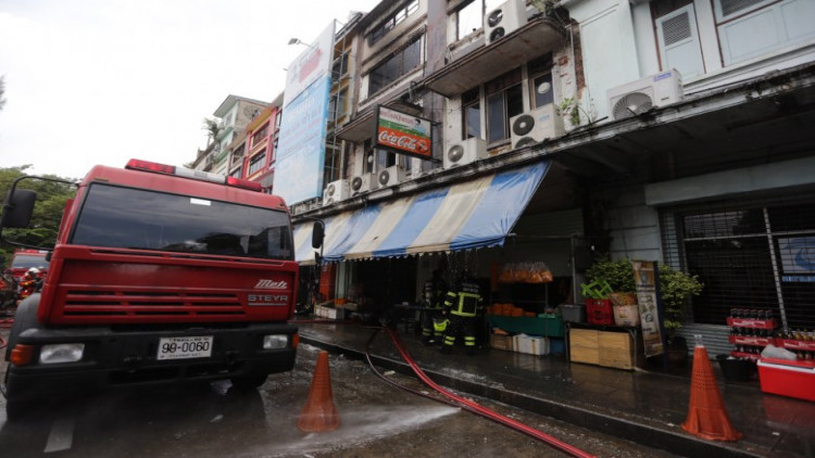ไฟไหม้อาคารพาณิชย์ 3 ชั้น ย่านสะพานพุทธฯ เจ็บ 1 ราย