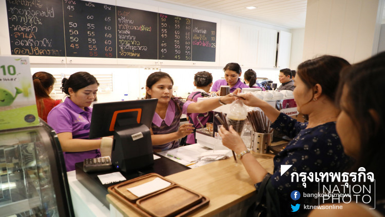 ประชาชนแห่อุดหนุน 'กาแฟชายทุ่ง' 