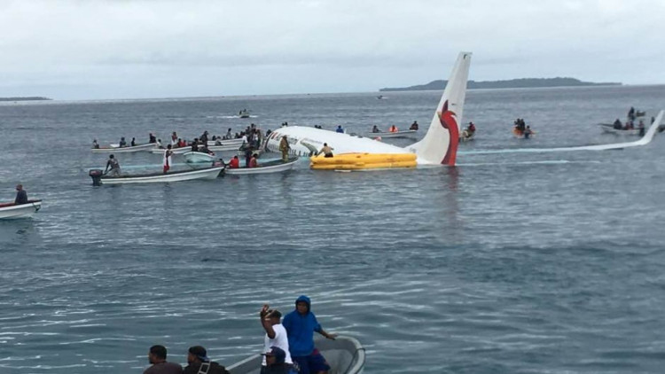 ระทึก! บินปาปัวฯ ไถลพ้นรันเวย์ตกทะเล