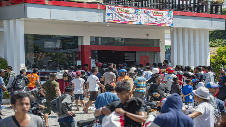 ‘ปาลูโกลาหล’ชาวบ้านปล้นร้านค้าประทังชีวิต