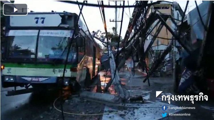 ระทึกเช้ามืด ปอ.77หักหลบจยย. เสียหลักพุ่งชนเสาไฟหัก