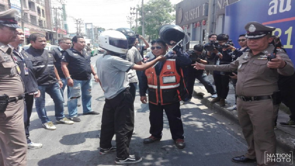 ตร.คุมตัว 2 วัยรุ่นคว้ามีดไล่ฟัน พลเมืองเจ็บกลางห้าแยกวัชรพลทำแผน