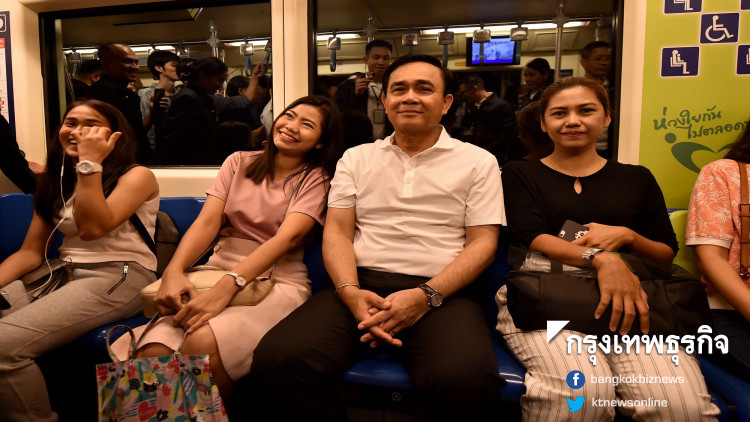 'ลุงตู่' สปีคอิงลิสกับ 'หลวงพี่มาร์ค' ขณะตรวจเยี่ยมหัวลำโพง