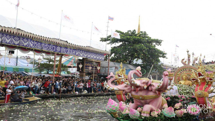 ภาพบรรยากาศประเพณีรับบัว-โยนบัว วัดบางพลีใหญ่