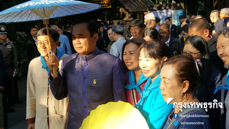 นายกฯไหว้พระวัดพระแก้ว ชาวเชียงรายหวังรถไฟสายเด่นชัย-เชียงของ