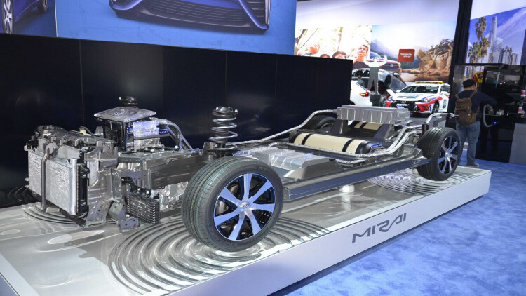 ยานยนต์ไฟฟ้าไฮบริด คำตอบ Smart Car for The Future