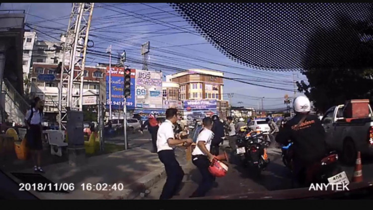 ตีกันเอง 2 กลุ่มนร.เดียวกันตะลุมบอนกลางแยกไฟแดง ปมชู้สาว