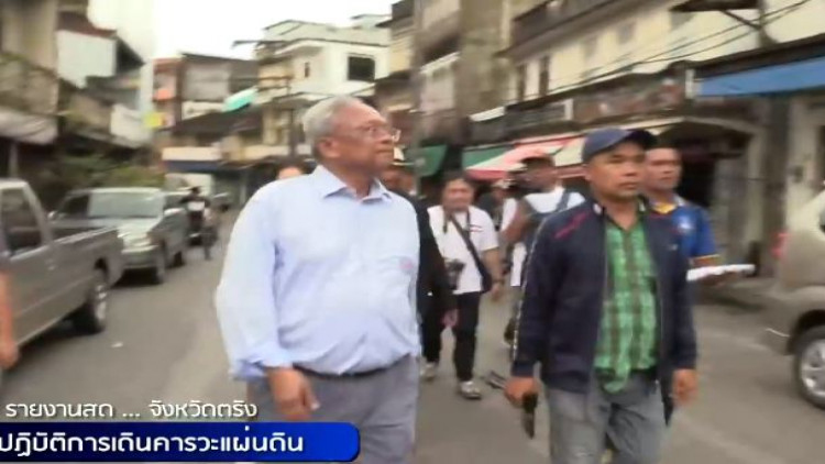 'สุเทพ' เดินคารวะแผ่นดินจ.ตรัง เข้ากราบ 'แม่ถ้วน หลีกภัย' เป็นมงคล