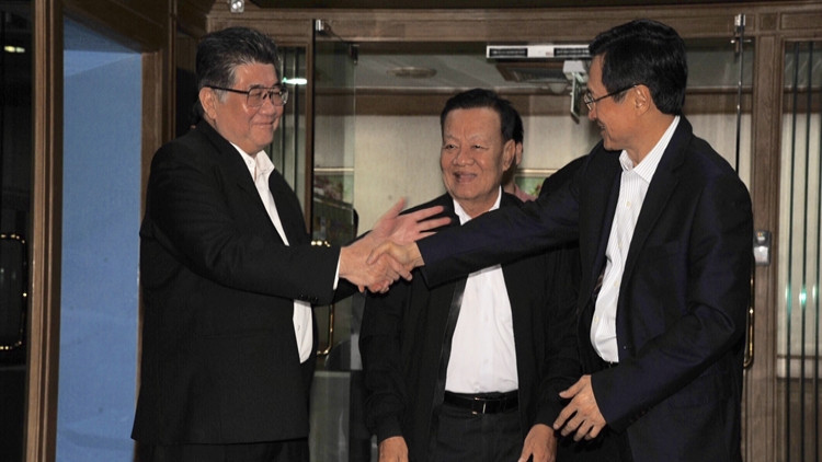 'จาตุรนต์' นำทีมฉายแสงลาออก เผยจำเป็นทิ้งเพื่อไทยซบ 'ทษช.'