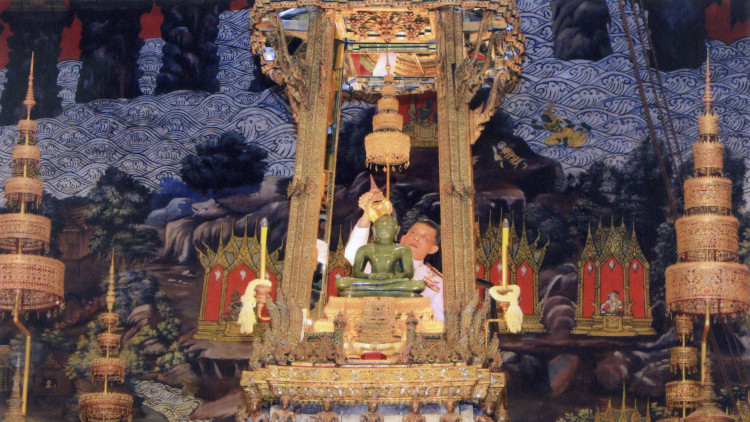 ร.10 ทรงเปลี่ยนเครื่องทรงฤดูหนาว 'พระแก้วมรกต' 