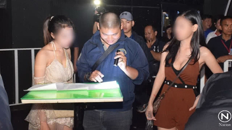 กองปราบบุกผับย่านเกษตร-นวมินทร์ ฉี่ม่วงกว่า100ราย พบยาไอซ์-เคเกลื่อน