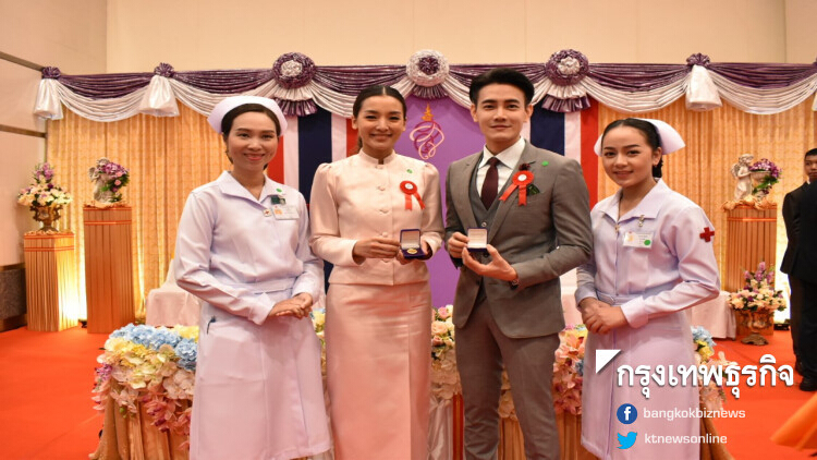 'ฟลุค จิระ-ลูกหมี รัศมี' นำทีมดารารับเข็มพระราชทาน วันเอดส์โลก