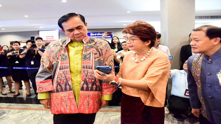 นายกฯ ควัก4,500 ซื้อ 'เสื้อเสนากุฎ'