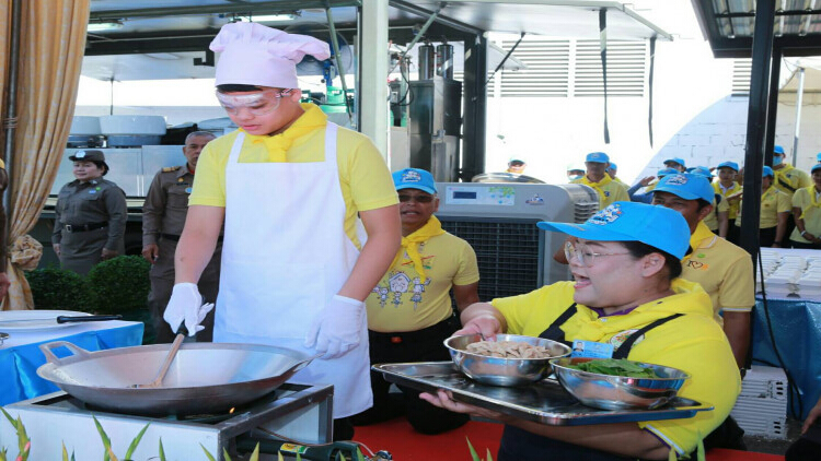 'พระองค์ที' เสด็จไปทรงเปิดการใช้กังหันน้ำชัยพัฒนา ที่จังหวัดเชียงใหม่