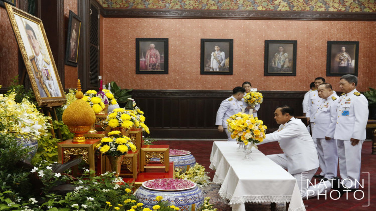 นายกฯ นำคณะรัฐมนตรีลงนามถวายพระพร สมเด็จพระเจ้าอยู่หัว