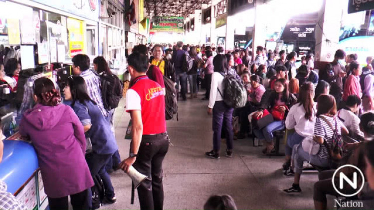 บขส.โคราชแน่น ประชาชนแห่ซื้อตั๋วกลับกรุงเทพฯ