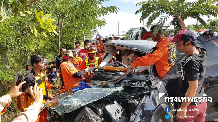 สลด! หนุ่มโคราชพาครอบครัวไปรดน้ำมนต์ ถูกรถปิกอัพพุ่งชนดับยกคัน5ศพ