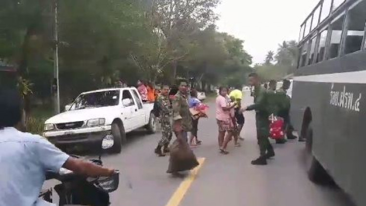 อพยพ! ชาวบ้านแหลมตะลุมพุก หนี 'พายุปาบึก'