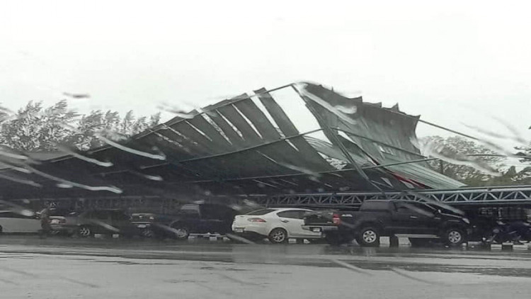 เมืองคอนอ่วม! เสาไฟฟ้าล้ม-หลังคาปลิว