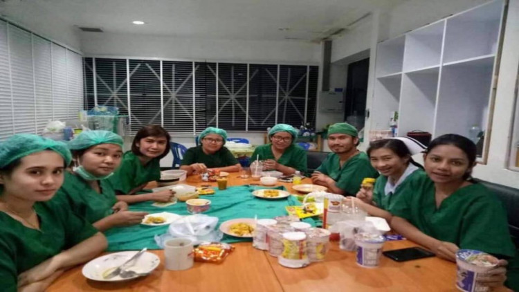 ชื่นชม! ทีมหมอรพ.สิชล หลังผ่าตัดท่ามกลางพายุ 'ปาบึก'