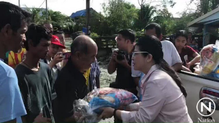 'สุดารัตน์'นำถุงยังชีพจากชาวกรุงเทพฯ ลงพื้นที่มอบผู้ประสบภัย พายุปาบึก