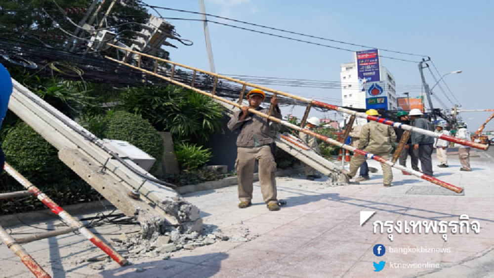 รถพ่วงเลี้ยวเข้าปั้มไม่พ้นเกี่ยวเสาไฟล้ม 5 ต้น จนท.เร่งรื้อถอน