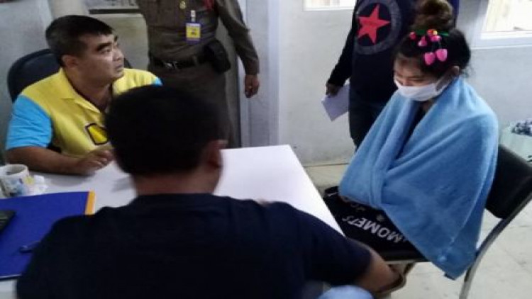 พ่อแม่รุดเยี่ยม 'น้องใบเตย' นำเสื้อผ้าอาหารมาให้ 