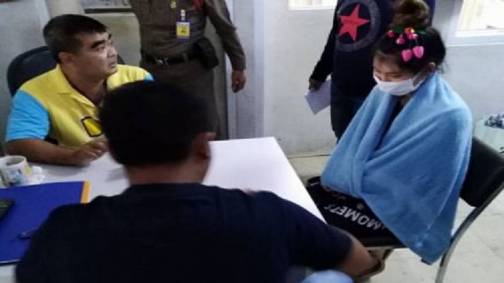 พ่อแม่รุดเยี่ยม 'น้องใบเตย' นำเสื้อผ้าอาหารมาให้ 