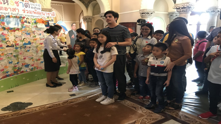 นักเรียนโรงเรียนเซนต์ฟรังฯ เมืองทองธานี ได้นั่งเก้าอี้ นรม.เป็นคนแรก