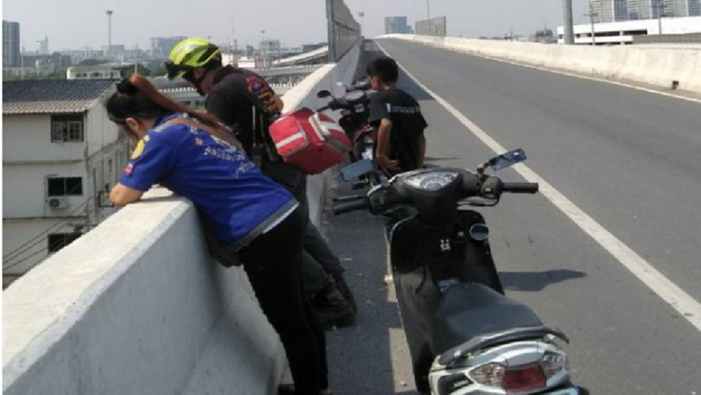 สลด! นร.ควบจยย.หลังติวหนังสือ พลิกคว่ำร่างลอยตกสะพานดับ