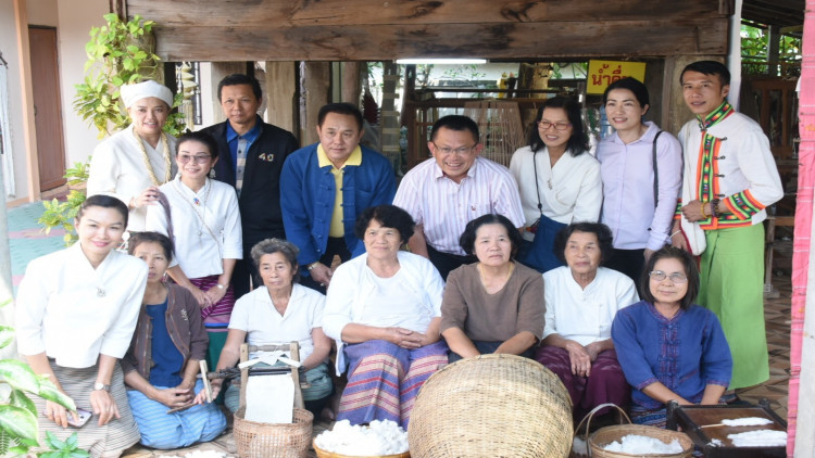 'รมช.อุตสาหกรรม' ลงพื้นที่ จ.ลำพูนเยี่ยมชมผลิตภัณฑ์ของหมู่บ้าน CIV 