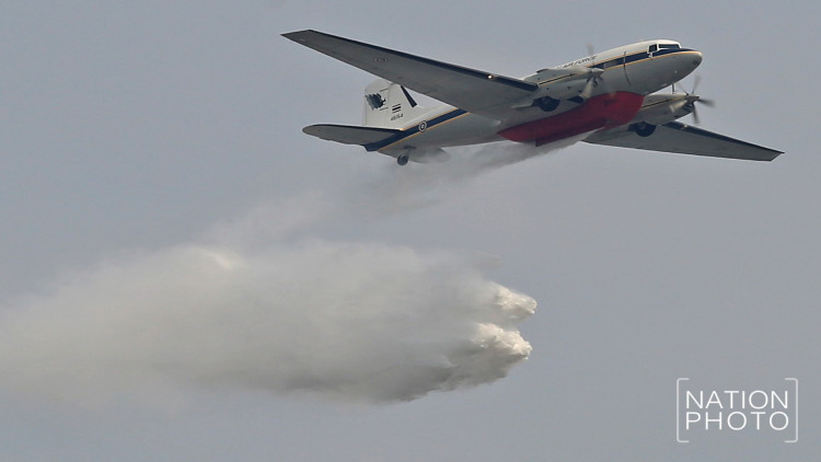 ภาพชุดเครื่องบิน BT-67 บรรทุกน้ำ 3,000 ลิตร บินโปรยน้ำ