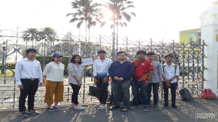 'เพนกวิน' บุกทำเนียบฯ ร่อนจรวดร้องไม่เลื่อนเลือกตั้ง