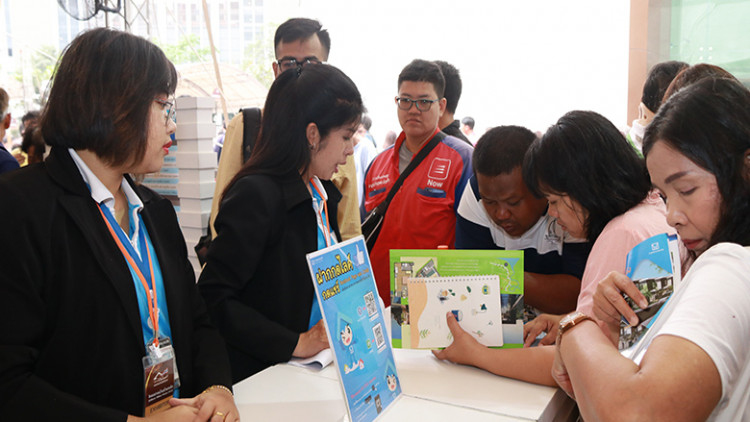 ประชาชนแห่จองบ้านเอื้ออาทรในงาน 'บ้านล้านหลัง' ของ ธอส.