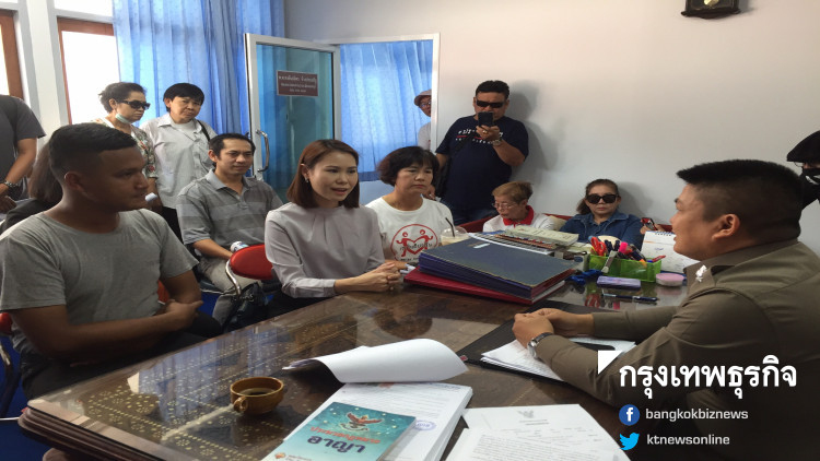 'โบว์' นำทีมบุกโรงพักนนท์ถามข้อหา หลังได้รับหมายเรียก