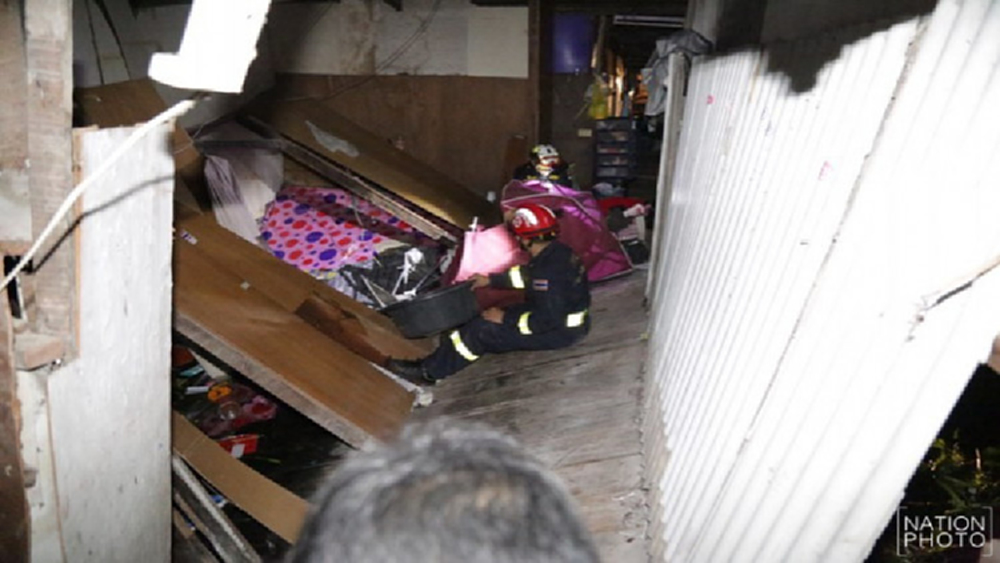 ระทึก! บ้านริมเจ้าพระยาทรุดโชคดีไร้เจ็บ