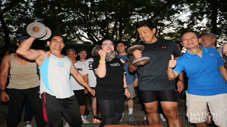 'สุดารัตน์' ควง 'ชัชชาติ' ลงพื้นที่สวนลุมฯ ออกกำลังกายร่วมกัน