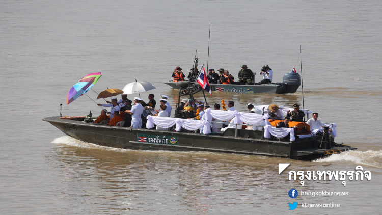 จนท.นำอัฐิ 'หลวงพ่อคูณ' ลงเรือ ล169 ล่องไปตามลำน้ำโขง