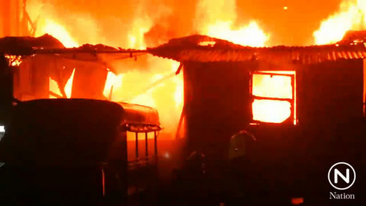 เพลิงไหม้ชุมชนเสด็จแม่สร้อยทอง ย่านยานนาวาวอด 6 หลัง