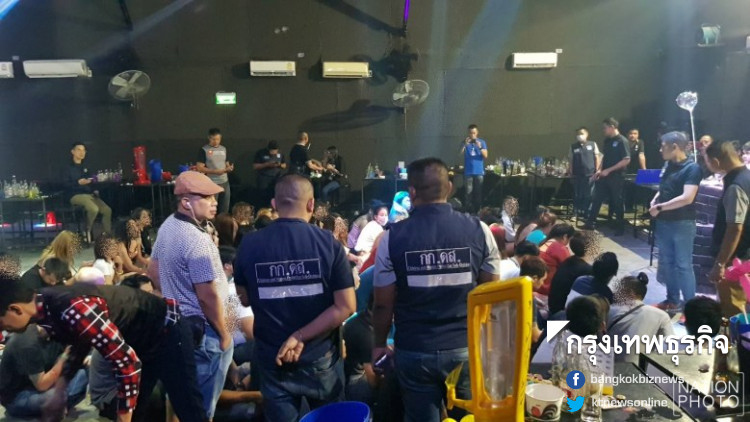 บุกตรวจ 'ผับ400ซีซี' พุทธมณฑลสาย3 พบฉี่ม่วง 66 คนและเด็ก 26 คน