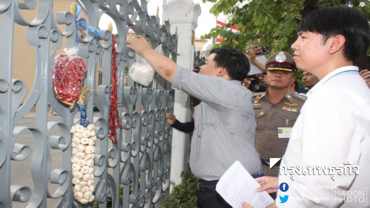 จับ 'เพนกวิ้น' แจ้งข้อหากระทำผิดการชุมนุมฯ