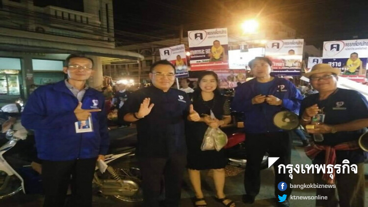 'พรรคเพื่อคนไทย' บุกตลาดโต้รุ่งนครพนม ช่วย 'ทนายตั้ม' หาเสียง 